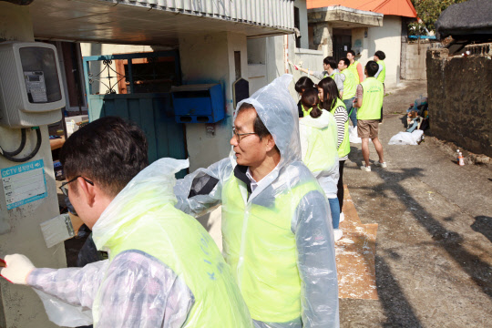 한국산업단지공단과 노동조합 임직원들이 26일 대구혁신도시 부근 동구 용계동의 장애인가정을 방문해 노후주택 개보수를 봉사활동을 벌이고 있다. 산단공은 지난해부터 사랑의 집수리사업에 참여해오고 있다. 산단공 제공